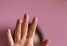 Quan el sistema també colpeja: la violència institucional contra les dones