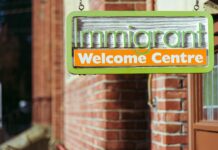 Regularitzar sense transformar: la improvisació d’un sistema que fabrica irregularitat